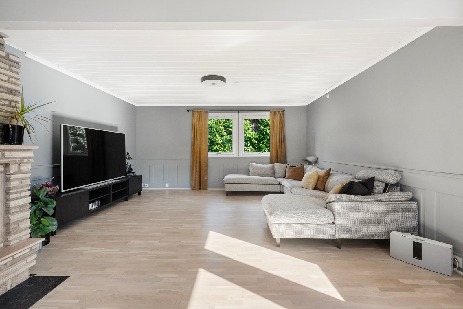 En bolig med en lys og nøytral base - her er det enkelt å tilføre personlige detaljer og gjøre hjemmet til ditt eget. Galleribilde