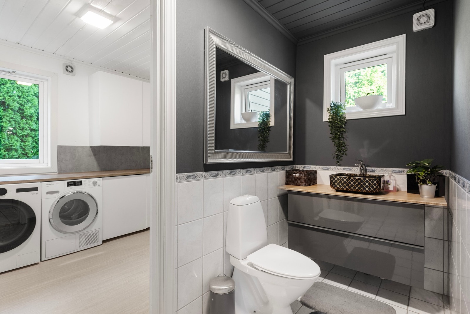 Fra entreen har du adkomst til gjestetoalett med vaskerom innenfor Galleribilde