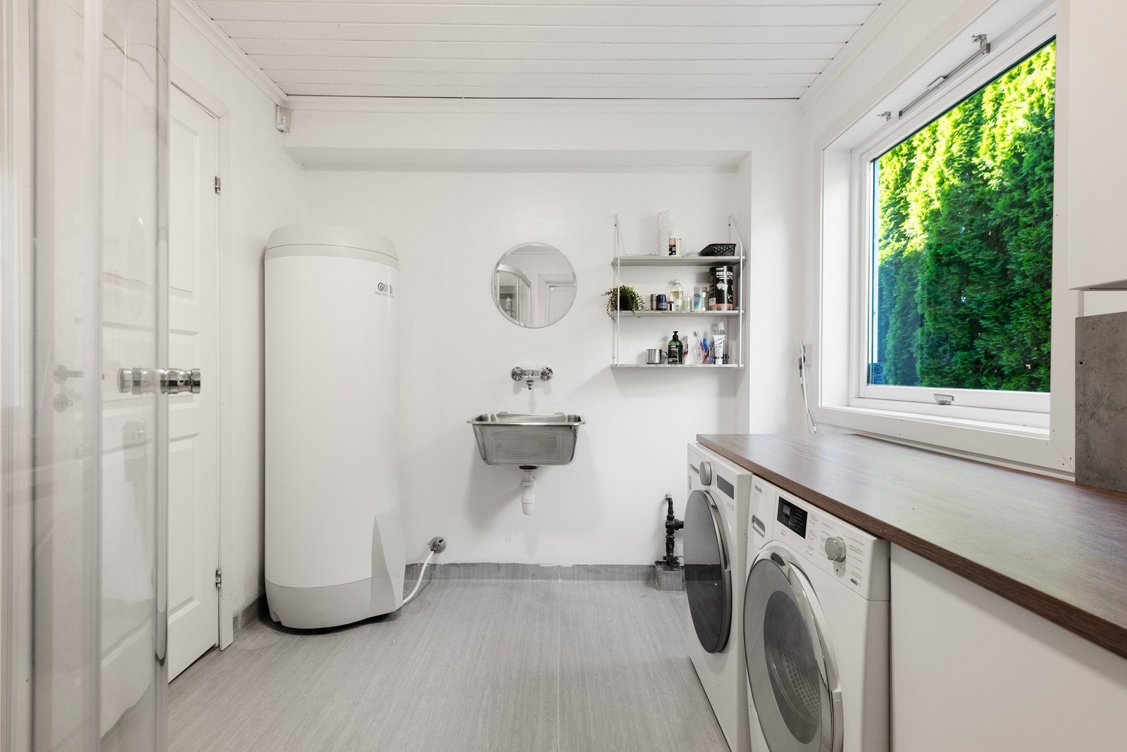 Det praktiske vaskerommet har også utvendig adkomst, slik at du enkelt kan henge opp vått barnetøy eller arbeidsklær til tørk uten å måtte gå gjennom hele huset Galleribilde