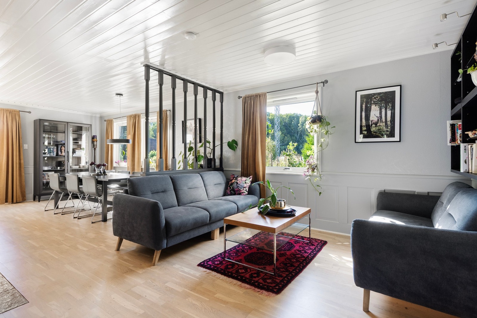 Den store og åpne stuen er utformet på en slik måte at du har muligheten for flere sittegrupper i tillegg til spisestuen Galleribilde