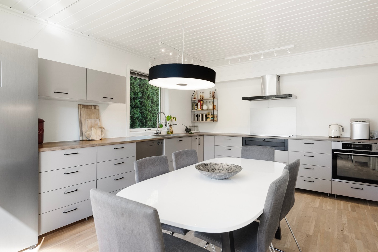 En romslig enebolig over 2 plan med god lagringsplass, store uteområder, og sentral beliggenhet Galleribilde