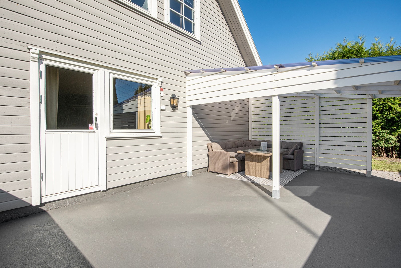 Med utgang fra stuen har du adkomst til terrasse på 35 m2 hvor deler er overbygget og gir deg et sted du kan sitte i le Galleribilde