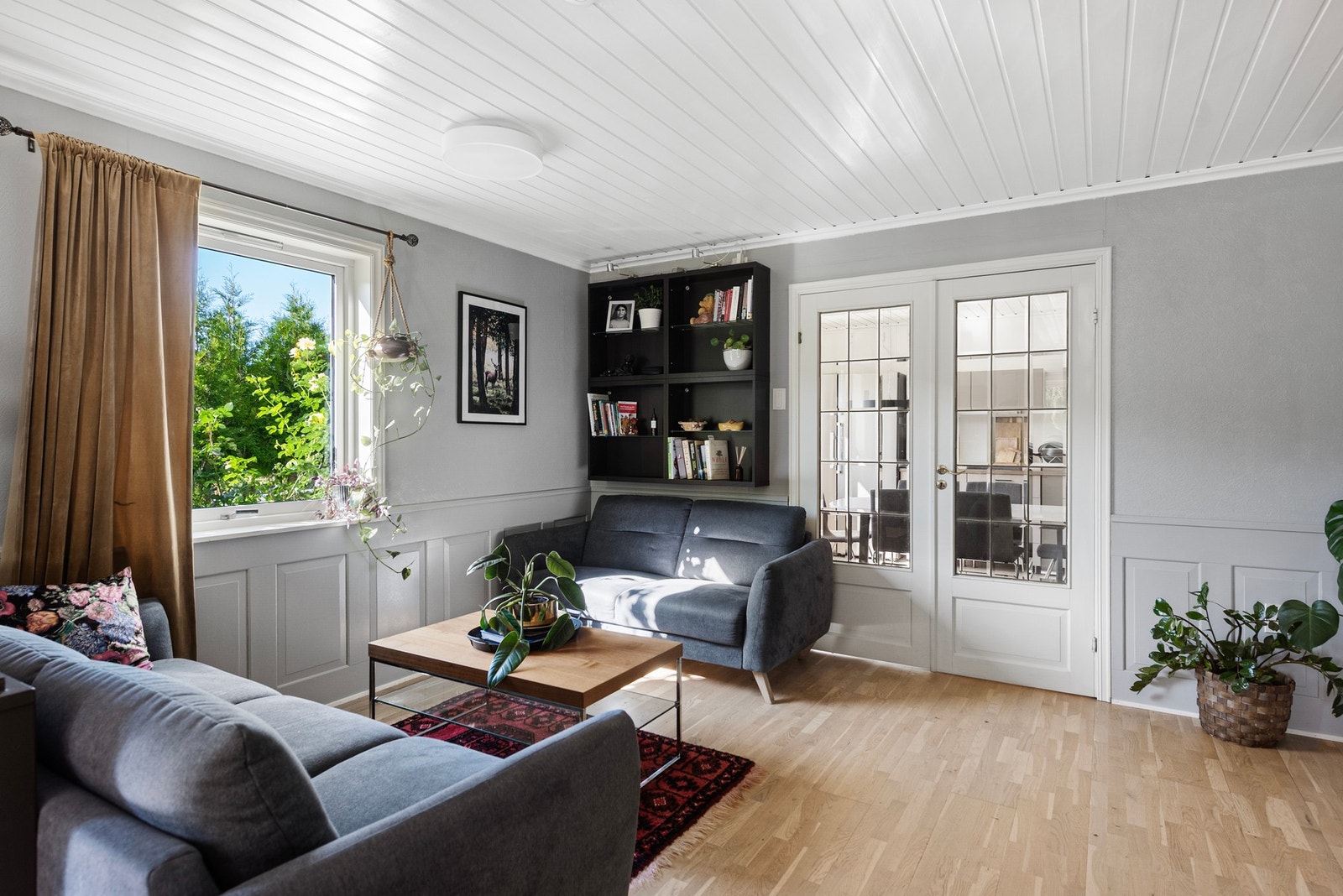 Med dobledører mellom stue og kjøkken har du adskilte rom, men bevarer den lyse og åpne romfølelsen Galleribilde