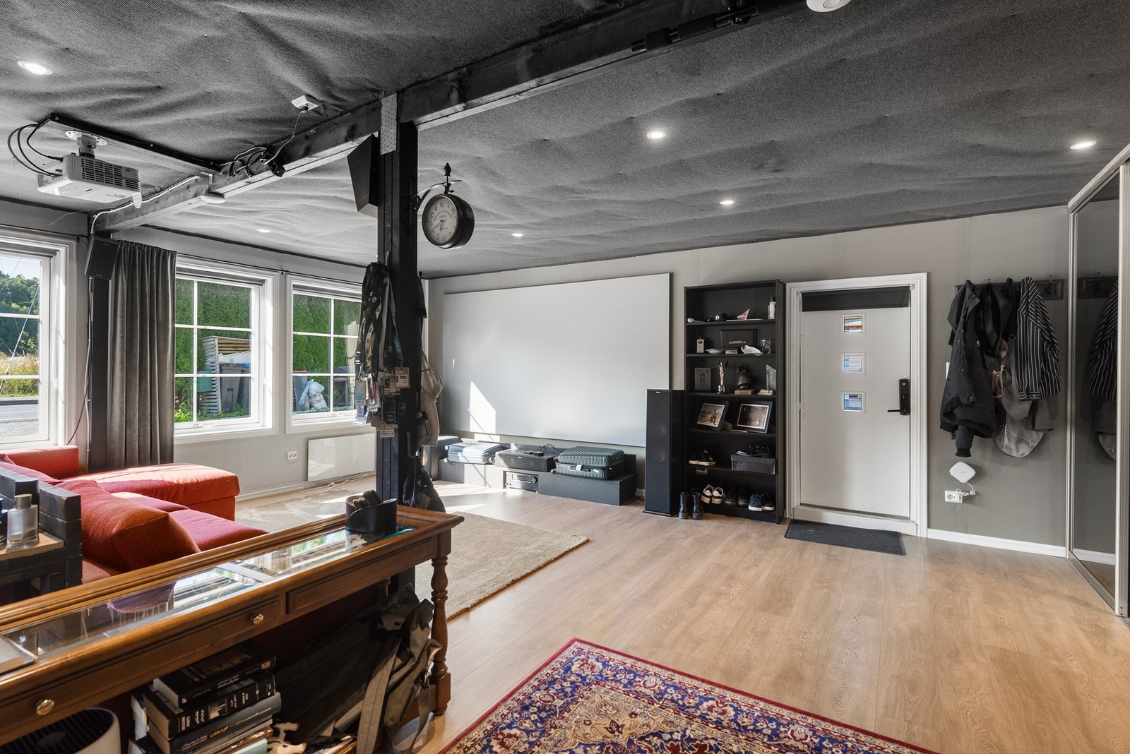 Garasjen er idag innredet til mediarom (ikke bruksendret) Galleribilde