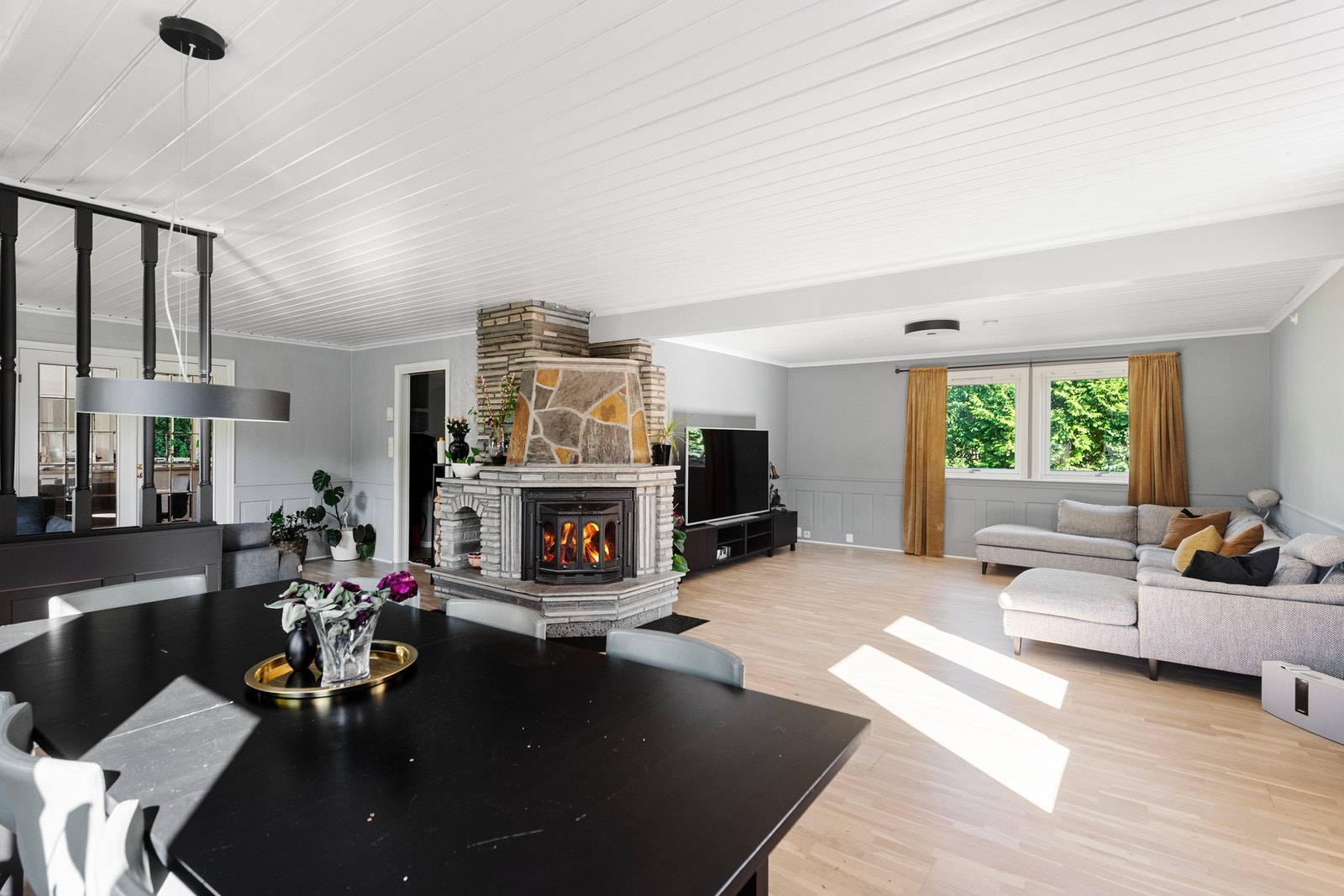 Boligen varmes opp av peis i stuen og varmekabler i hele etasjen Galleribilde