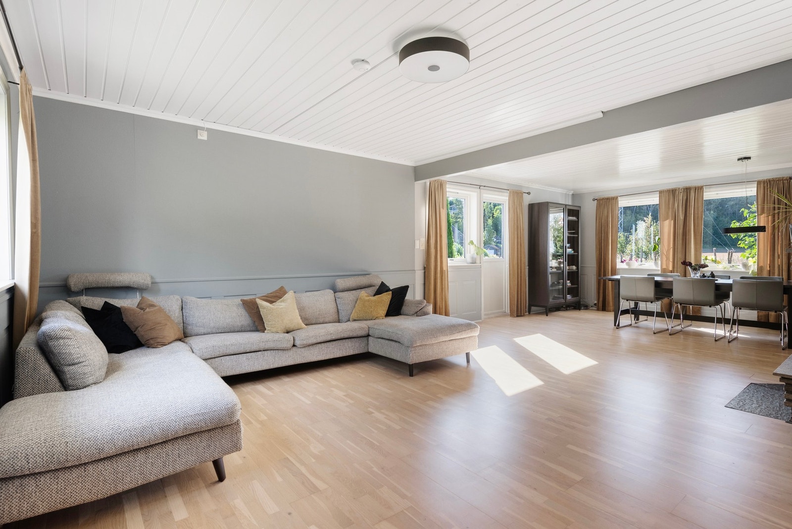 Boligen byr på lyse og åpne oppholdsrom som gjør det enkelt å flytte rett inn og tilpasse hjemmet til din egen stil og dine behov Galleribilde