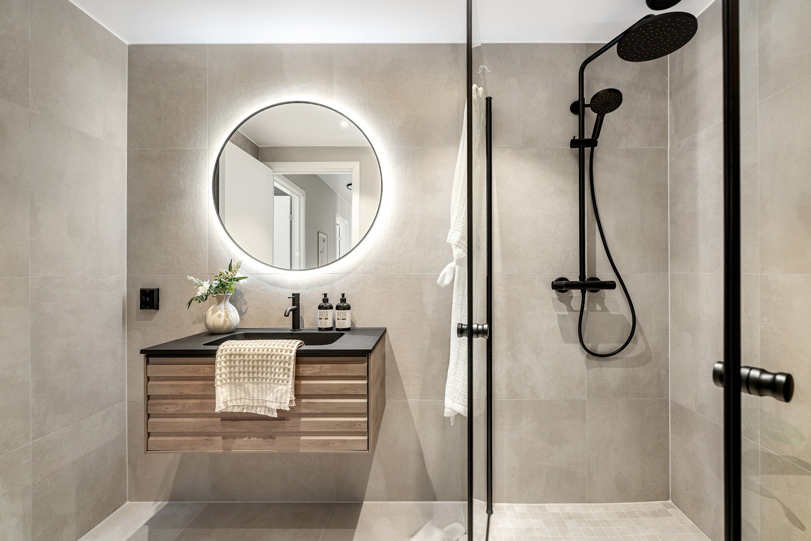 Flislagt gulv med varmekabler og innfellbare dusjdører. Galleribilde