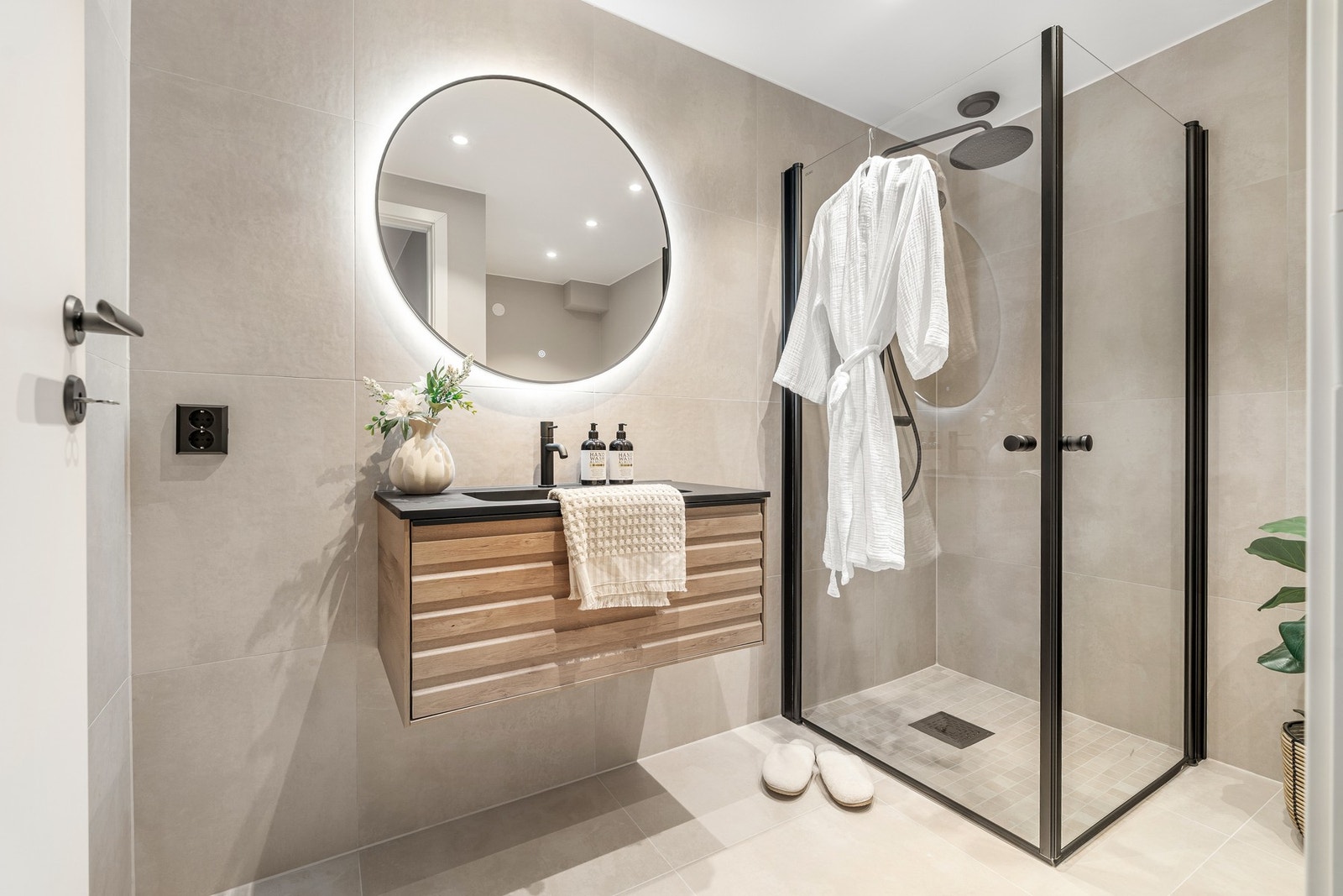 Nyoppusset baderom fra 2025 med moderne uttrykk og gjennomført design. Galleribilde
