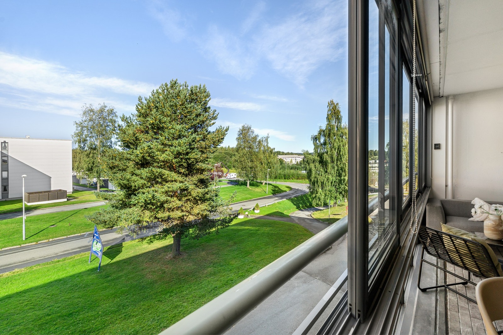 Parkering på felles biloppstillingsplass. Mulighet for garasjeplass og elbillader. Galleribilde