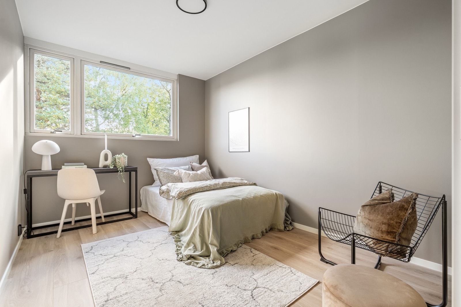 Sekundærsoverommet på 10m² har god plass til både dobbeltseng og garderobeløsninger, perfekt som gjesterom, barnerom eller kontor. Galleribilde