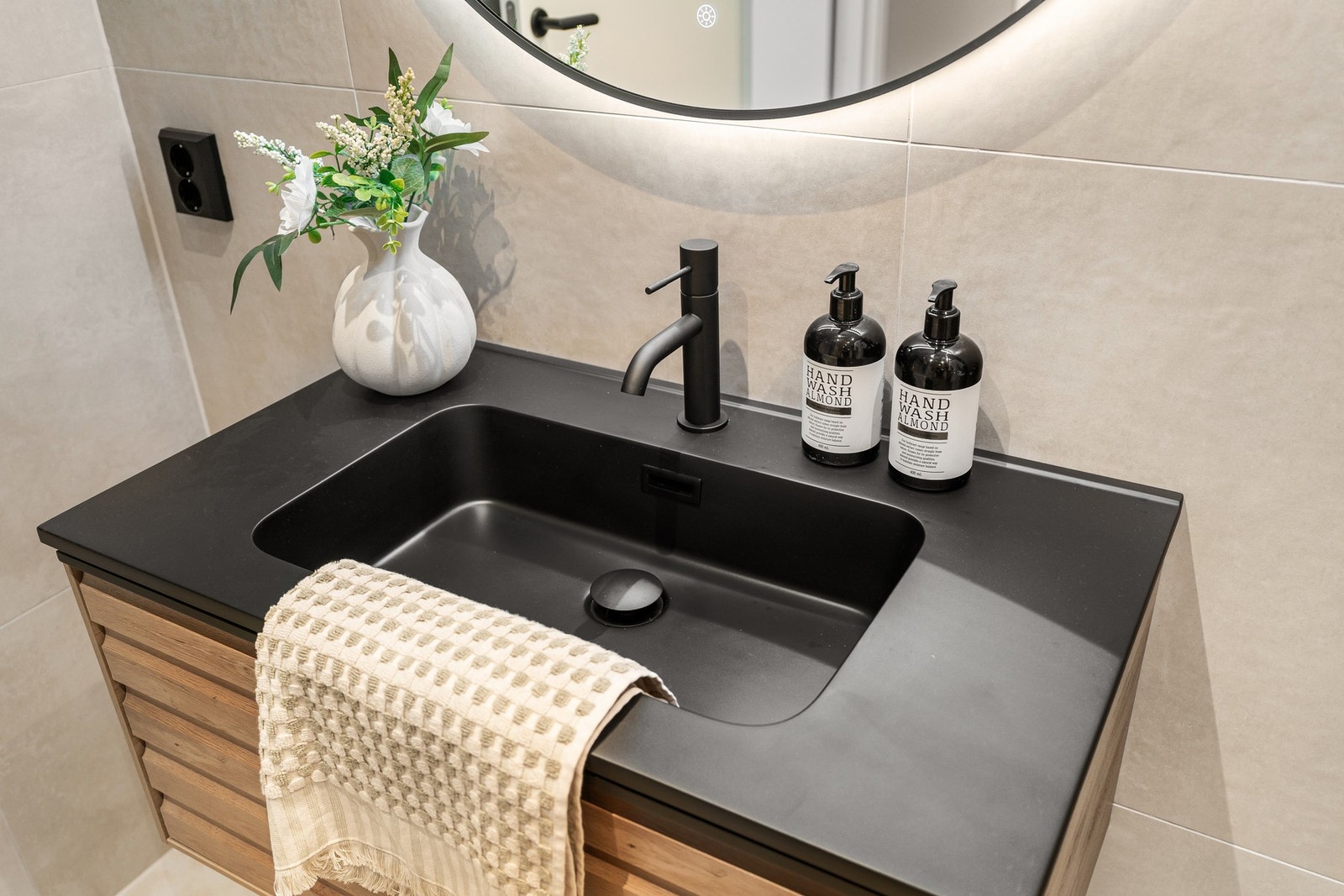 Servant i skap. Galleribilde