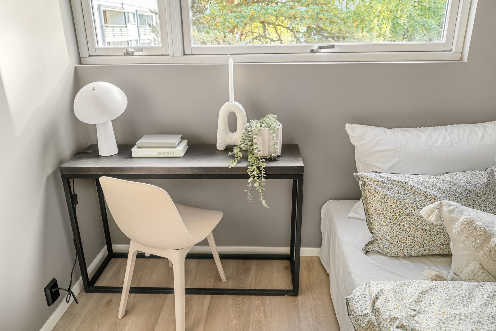 Store vindusflater som slipper inn godt med naturlig lys. Galleribilde