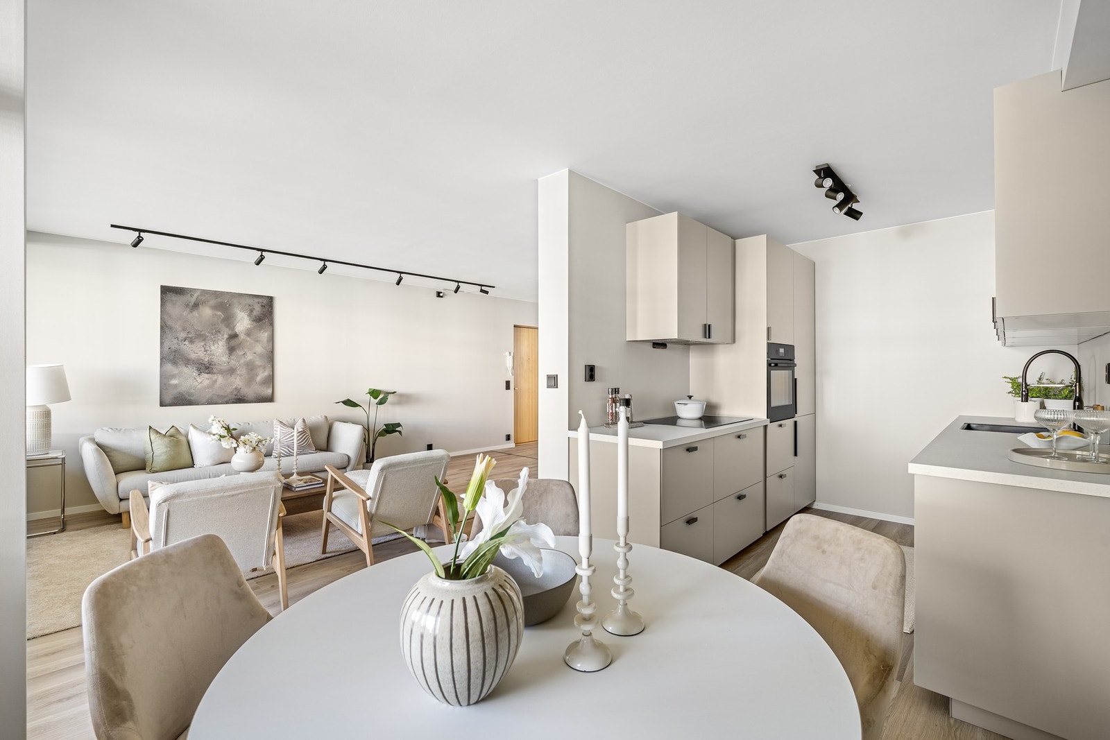 Åpen stue-kjøkkenløsning på hele 33m². Galleribilde