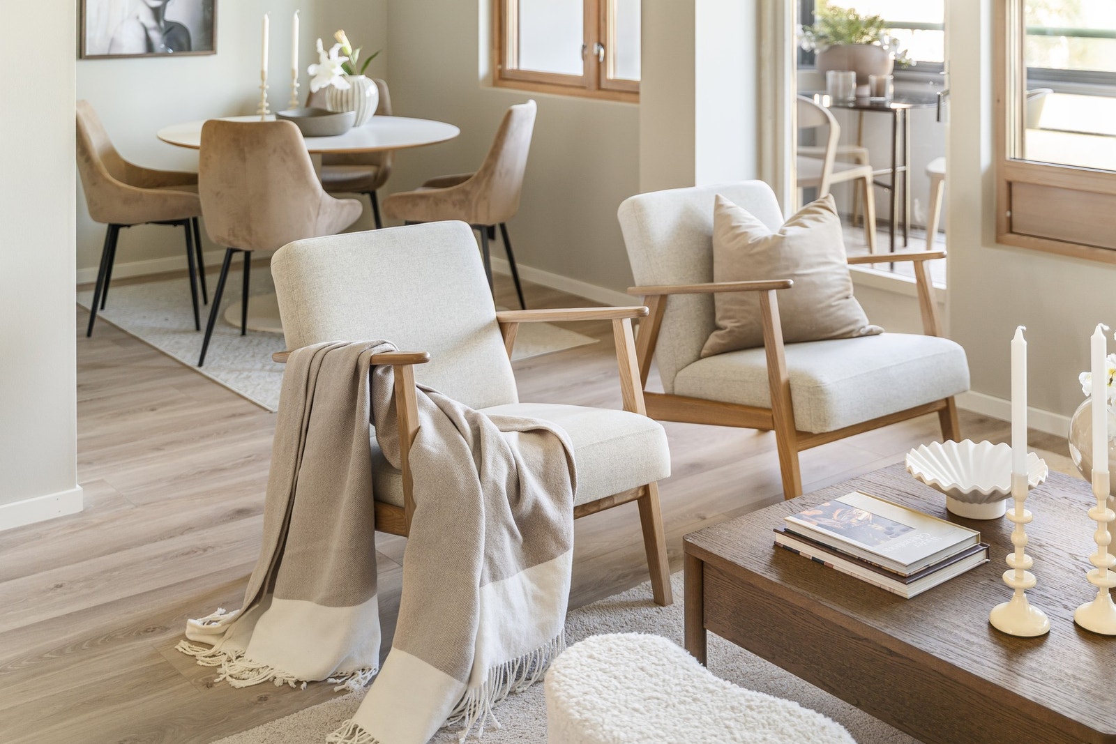 Lyse farger og generøse vindusflater gir stuen en behagelig og åpen atmosfære. Behagelig inneklima med balansert ventilasjon. Galleribilde