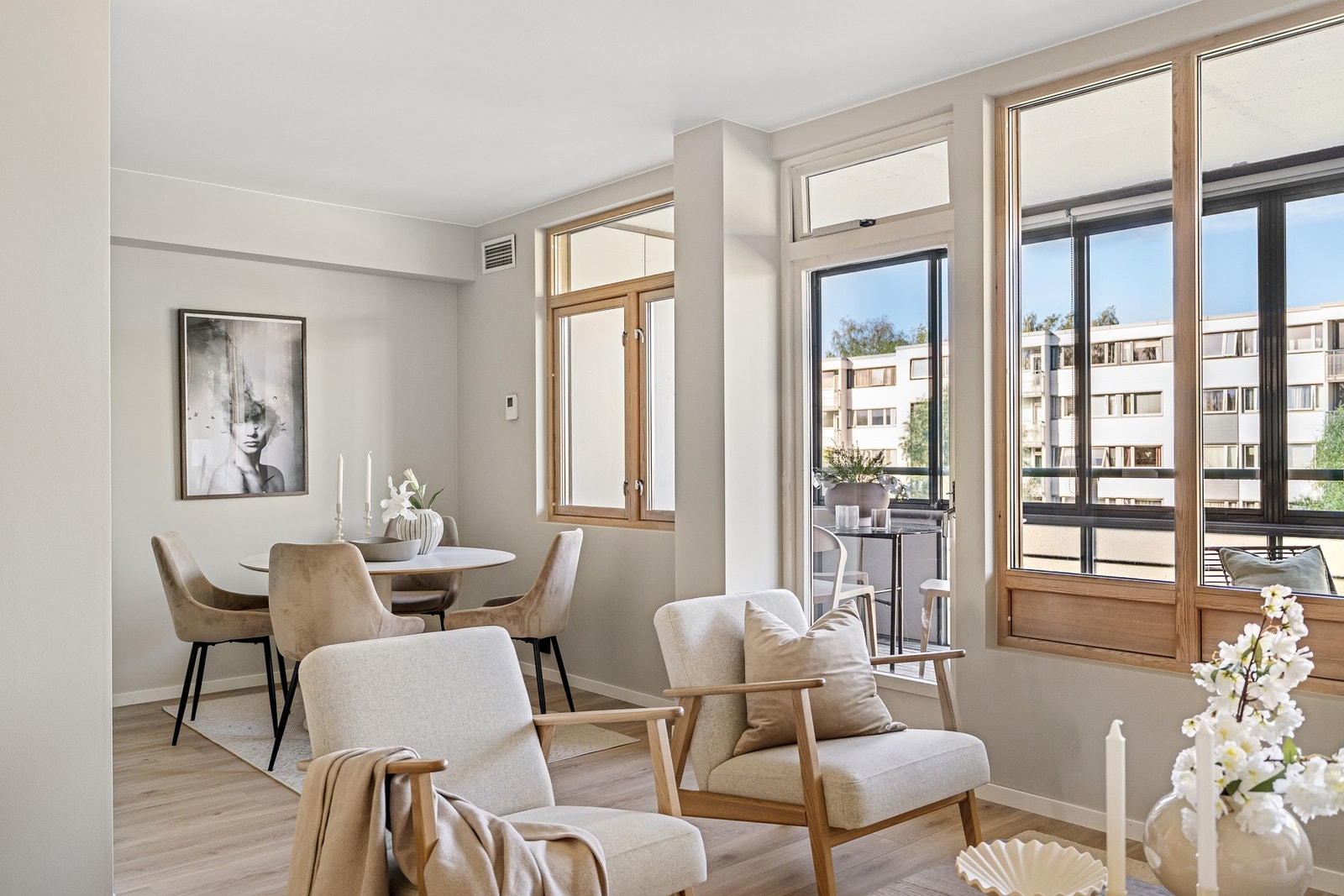 Stuen gir fleksible innredningsmuligheter med plass til både sittegrupper og spiseplass. Galleribilde