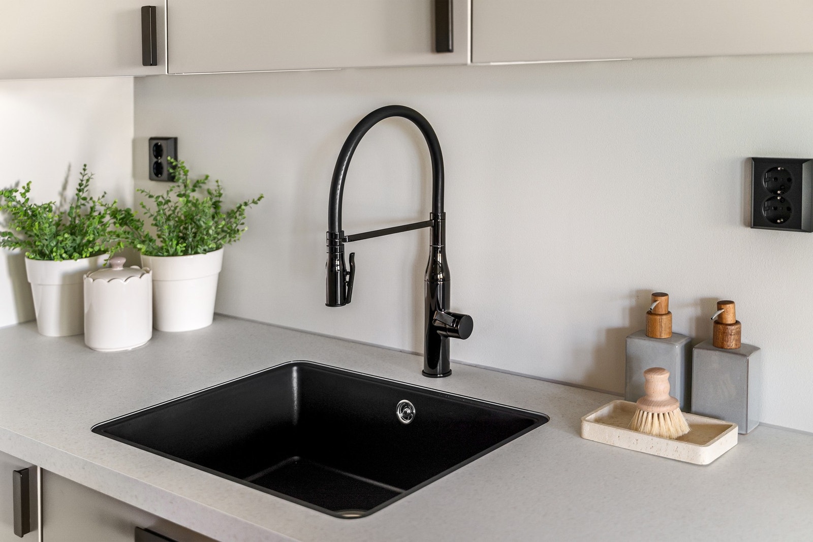 Smart kjøkkenløsning med god arbeidsflate og strategisk plasserte stikkontakter. Galleribilde