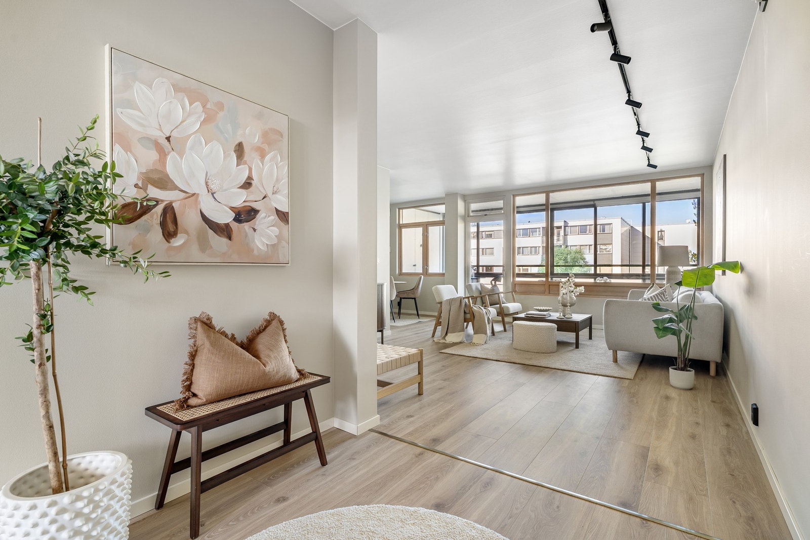 Her får du rikelig med plass til både faste og tilpassede garderobeløsninger. Galleribilde