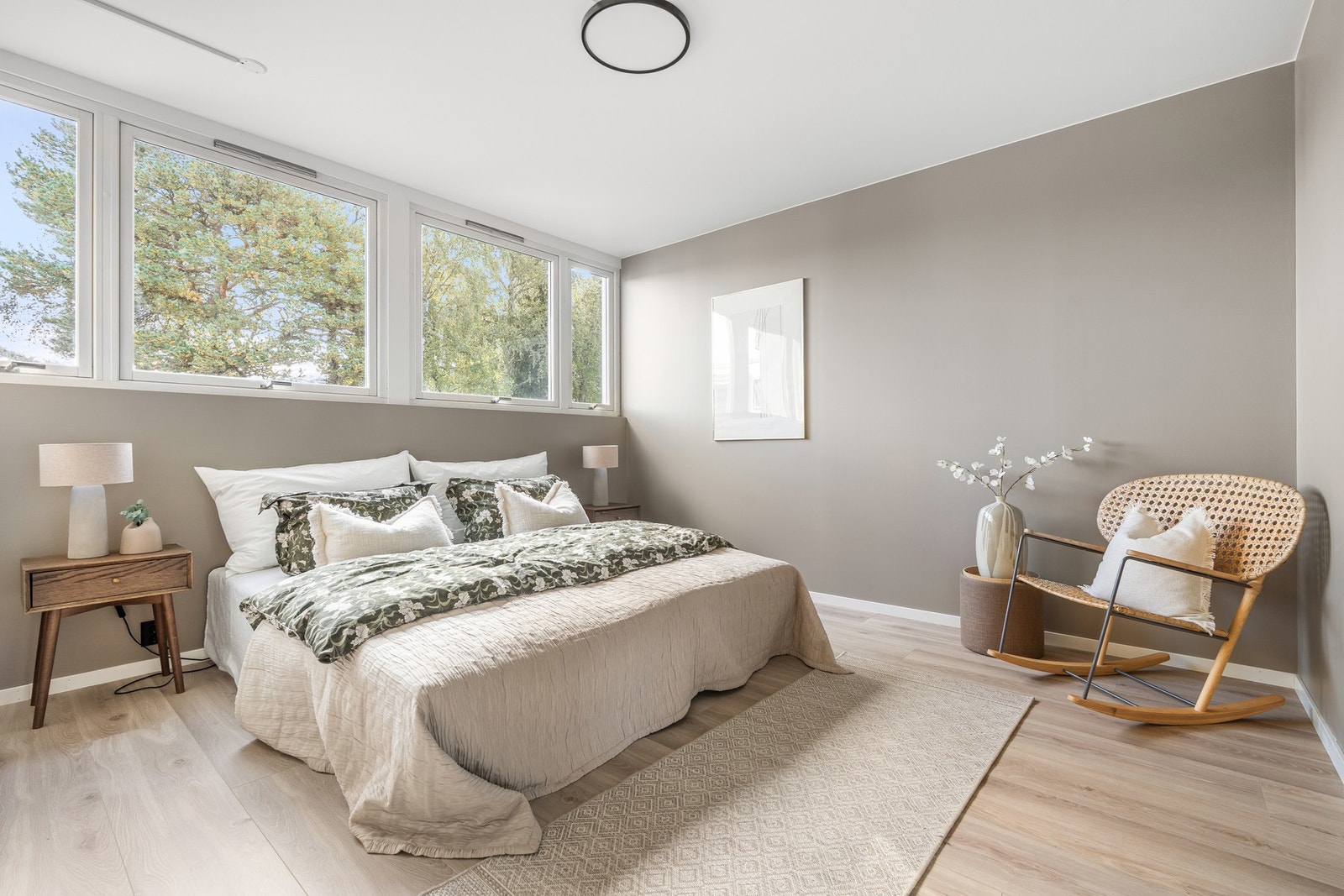 Romslig hovedsoverom på 13,5m² med moderne uttrykk og rikelig plass til garderobeløsninger. Dette soverommet kan omfordeles til to mindre soverom ved behov. Galleribilde