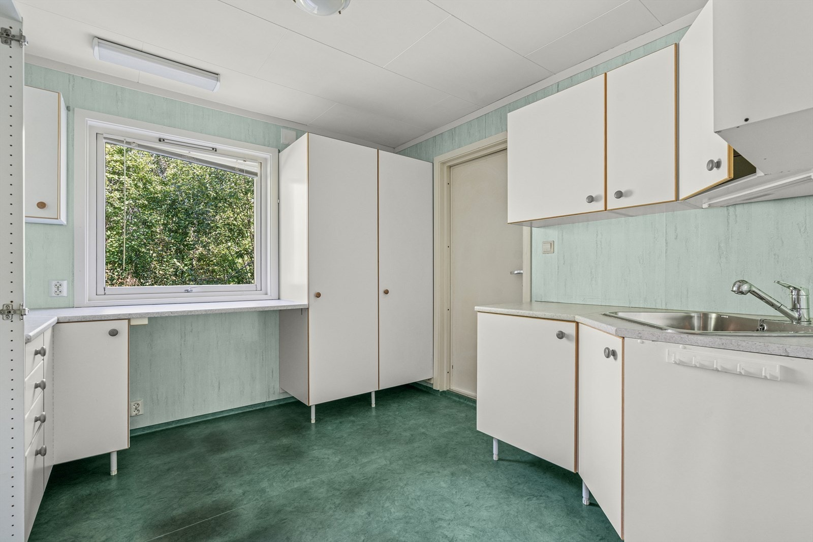 Vaskerommet (opprinnelig soverom) er utført med praktisk innredning og har egen ytterdør fra baksiden - Baderommet har nådd sin levetid og det må påregnes modernisering/renovering. Galleribilde