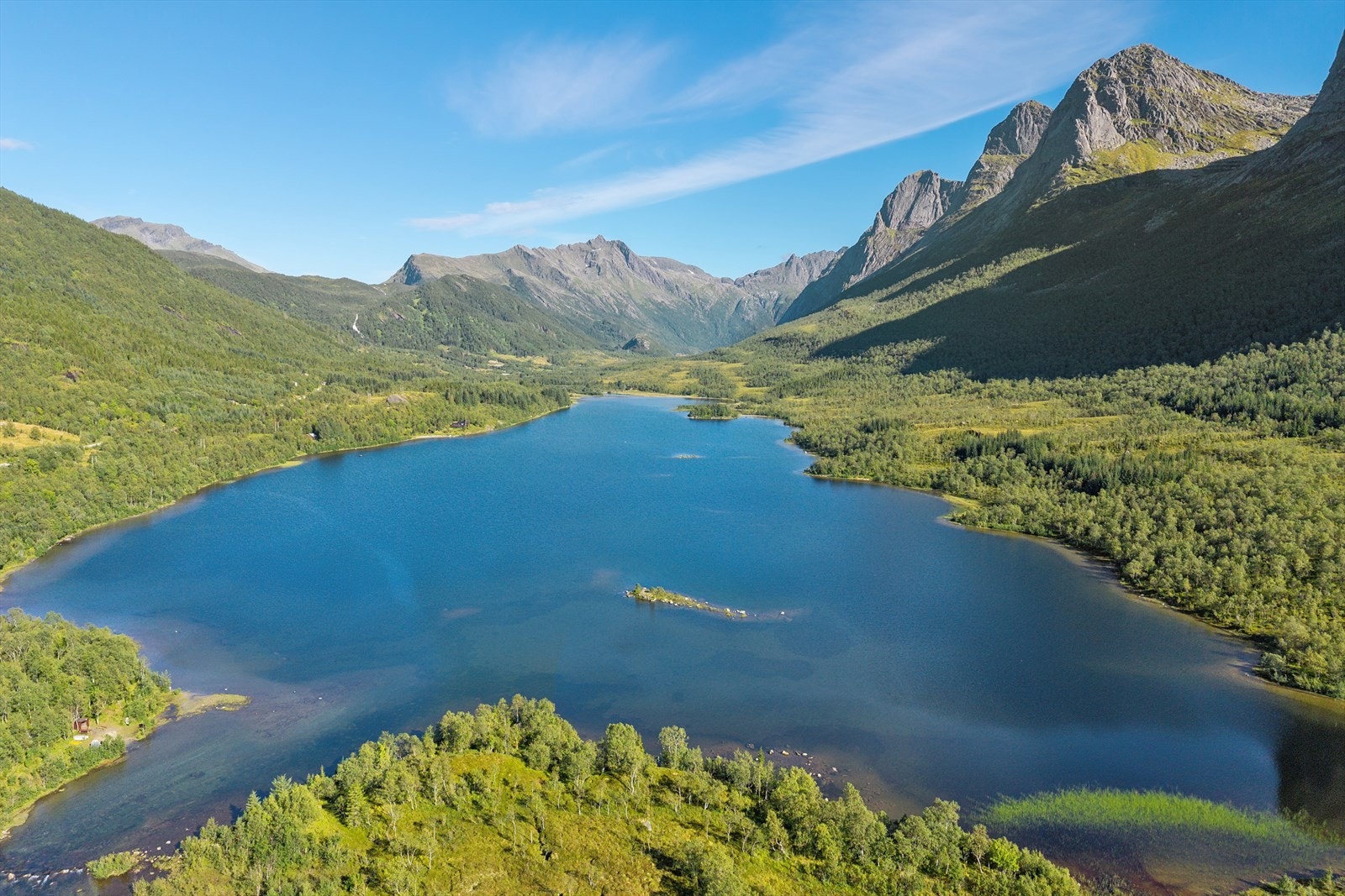 Vannene oppover dalen byr på gode muligheter for fiske og områdene rundt er et eldorado for friluftsliv Galleribilde