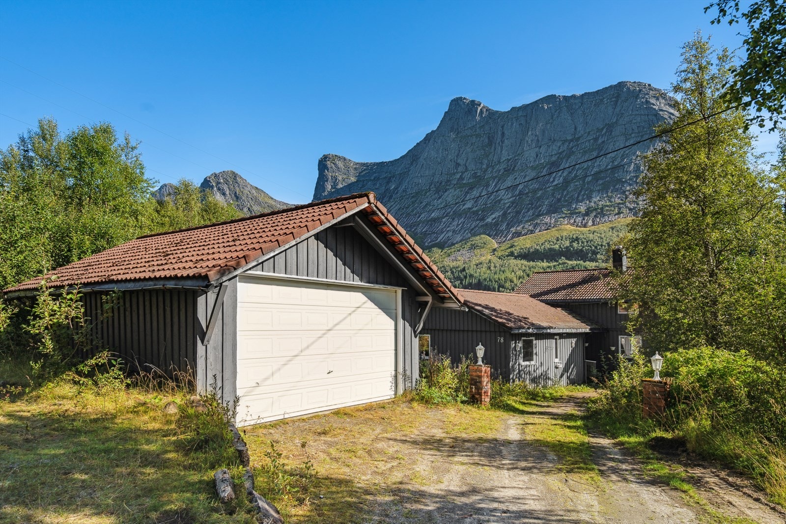 Det er adkomst fra offentlig vei og gode parkeringsforhold på egen tomt med garasje og innkjørsel Galleribilde