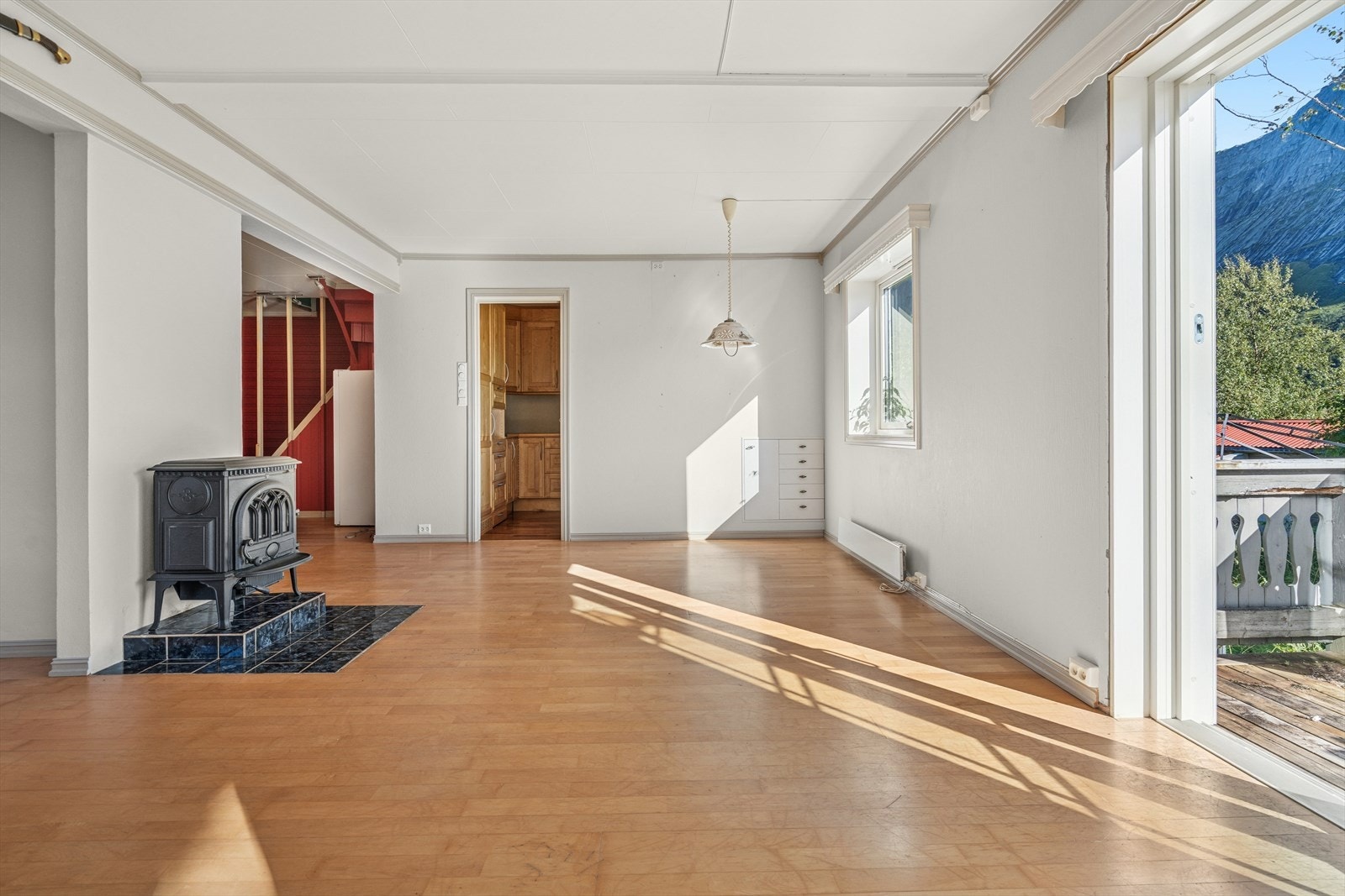 Kjøkkenet er separat med adkomst fra stuen Galleribilde