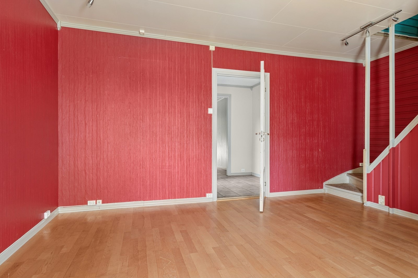I hallen er det god plass til å etablere garderobeløsning og herfra går det trappeløp i begge retninger Galleribilde