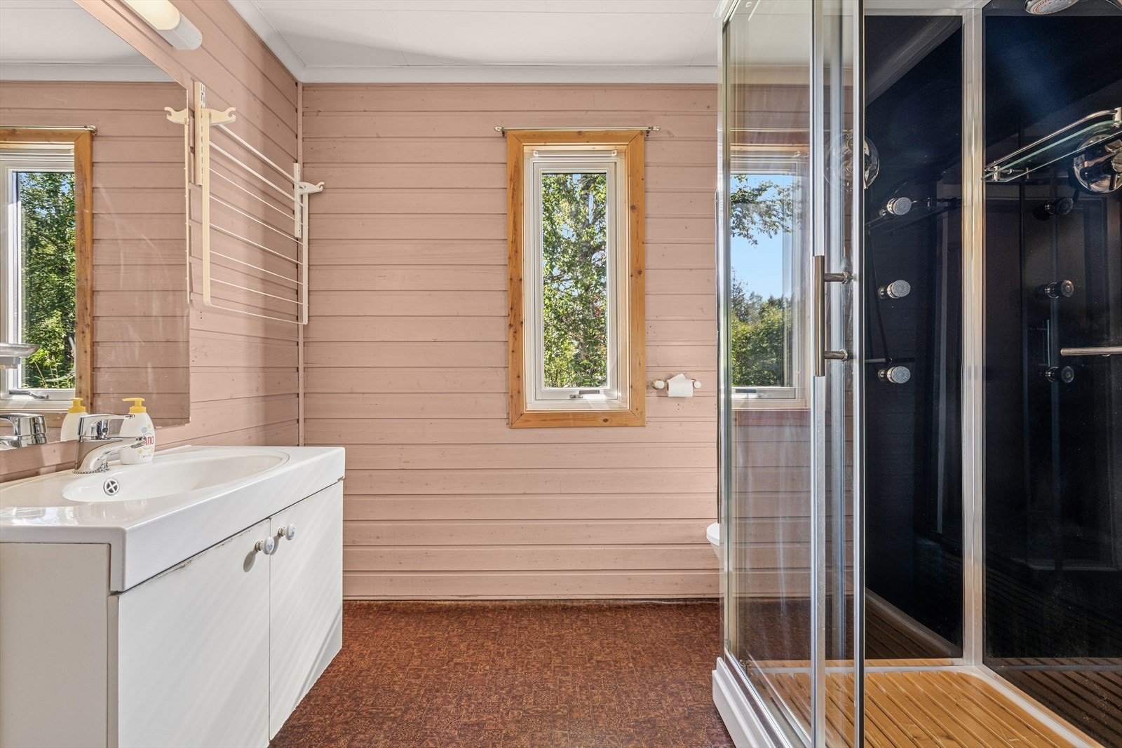 Badet er fra byggeår med belegg på gulv og panel på vegger - Baderommet har nådd sin levetid og det må påregnes modernisering/renovering Galleribilde