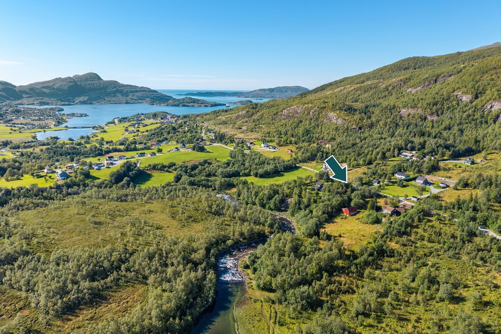 Eiendommen er bebygd med et romslig bolighus, garasje, utebod og fjøs av eldre dato Galleribilde
