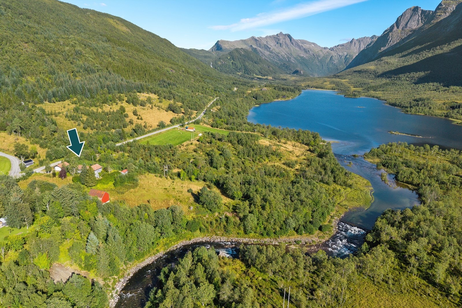 Tomten, som strekker seg fra veien og til elva, har dyrket jord (driveplikt), skog og noe beiteområde Galleribilde