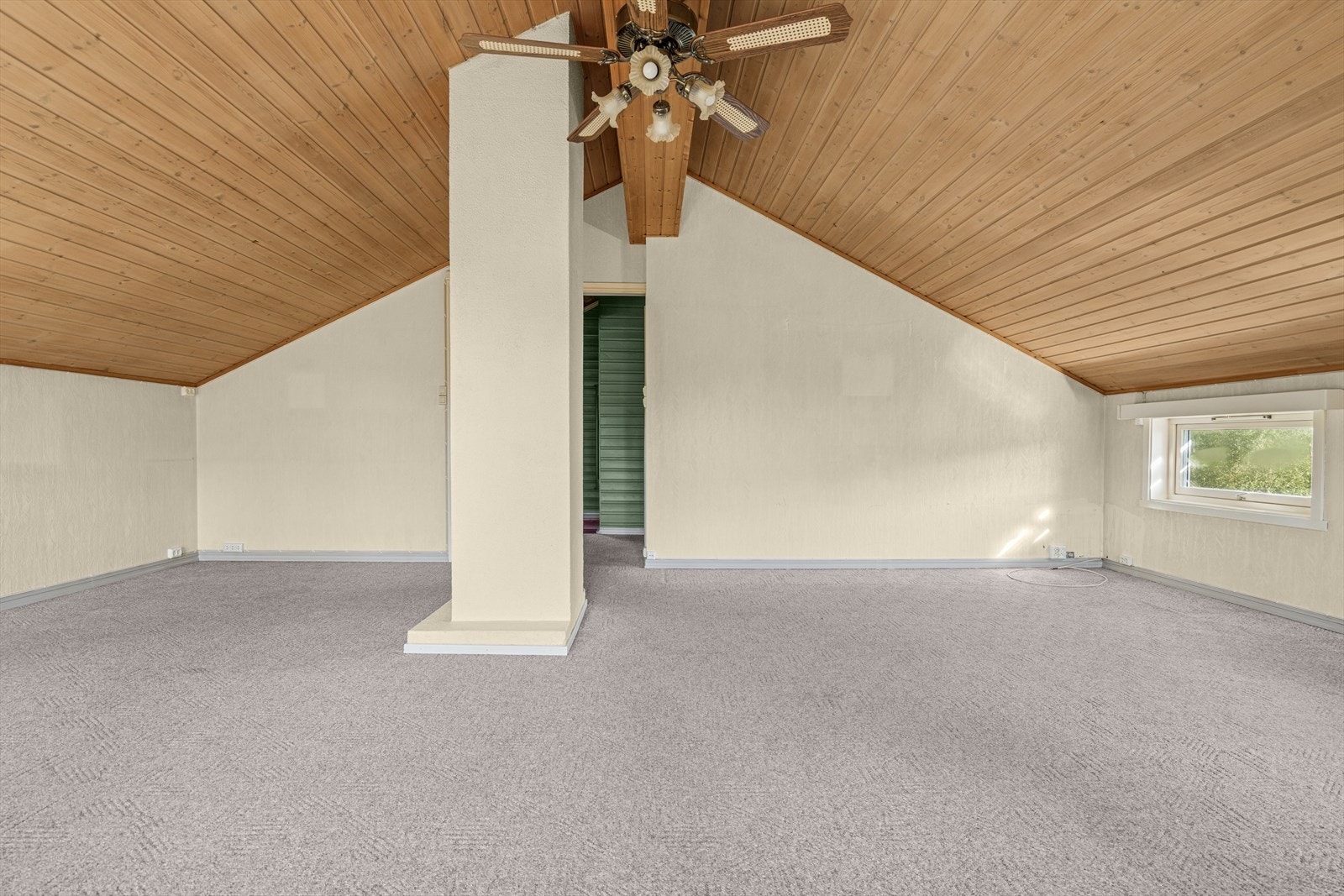 I 2. etasje finner du en flott loftstue, soverom og toalettrom Galleribilde