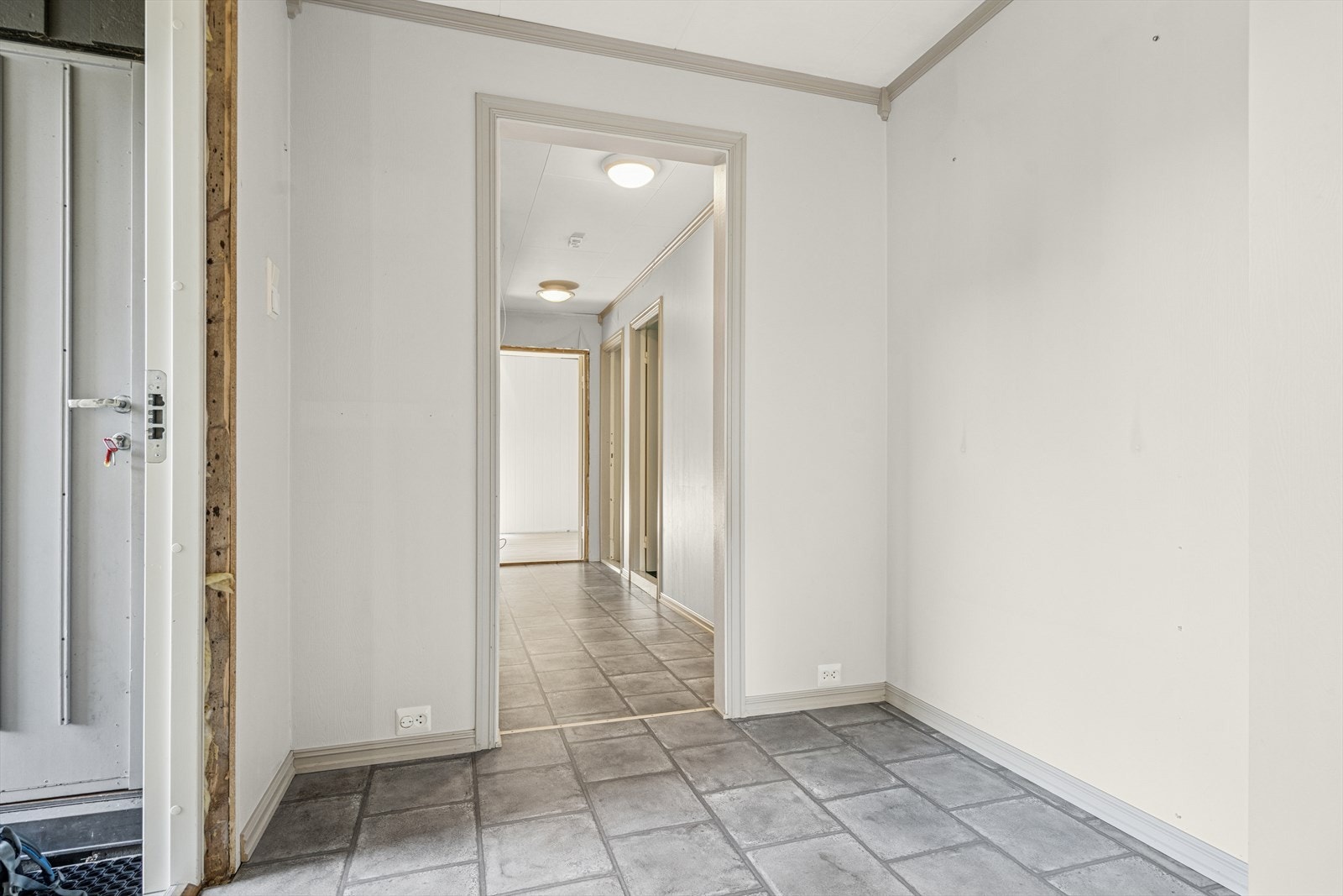 Du ønskes velkommen inn i en praktisk entrè med videre tilgang til mellomgang og trappehall Galleribilde