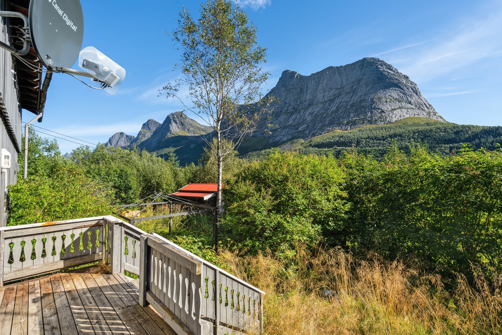 Solrik terrasse med utsikt over bl.a. Spilderhesten, Nonstinden, Middagstinden m.m. Galleribilde
