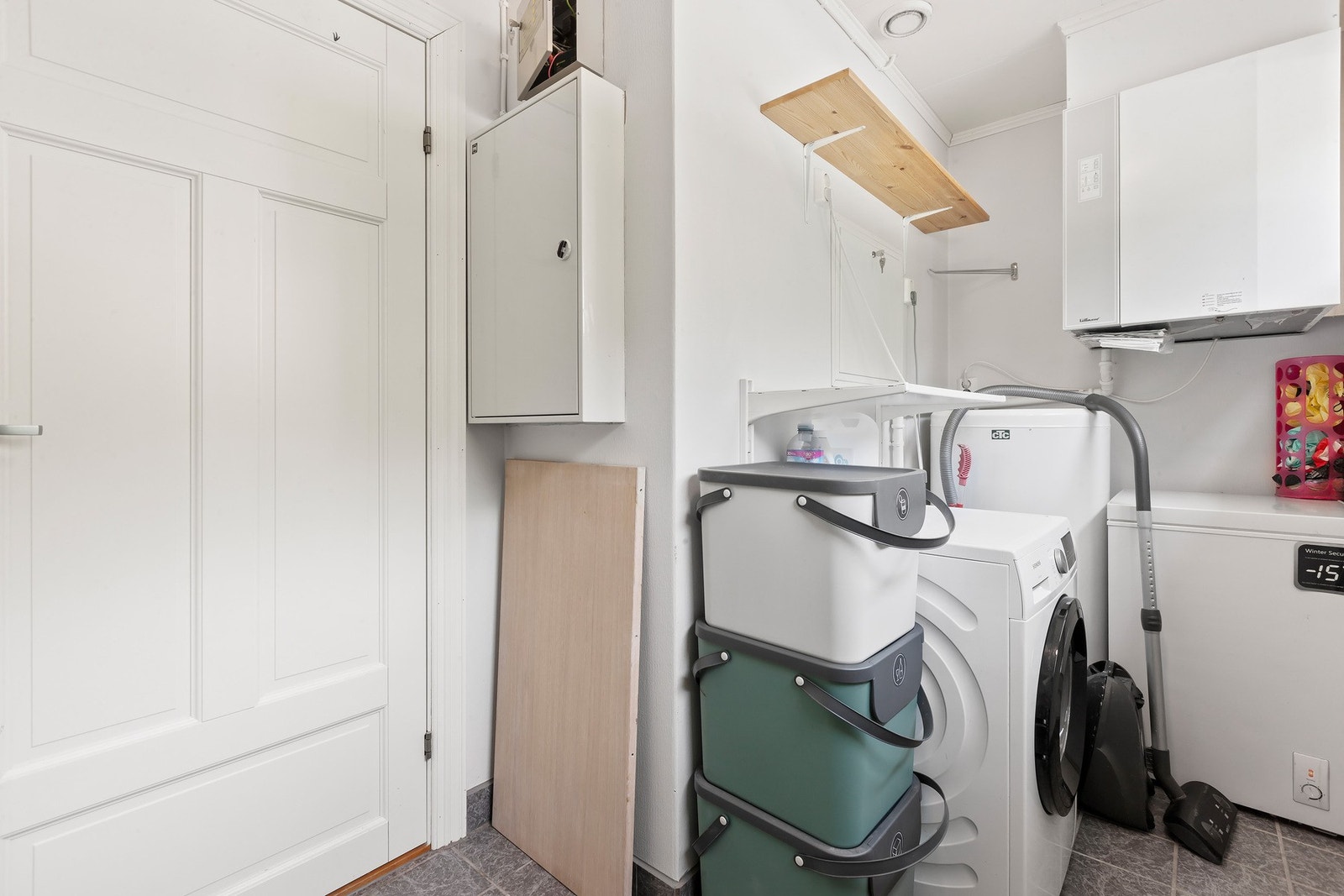 Fra vindfang er det inngang til praktisk vaskerom Galleribilde