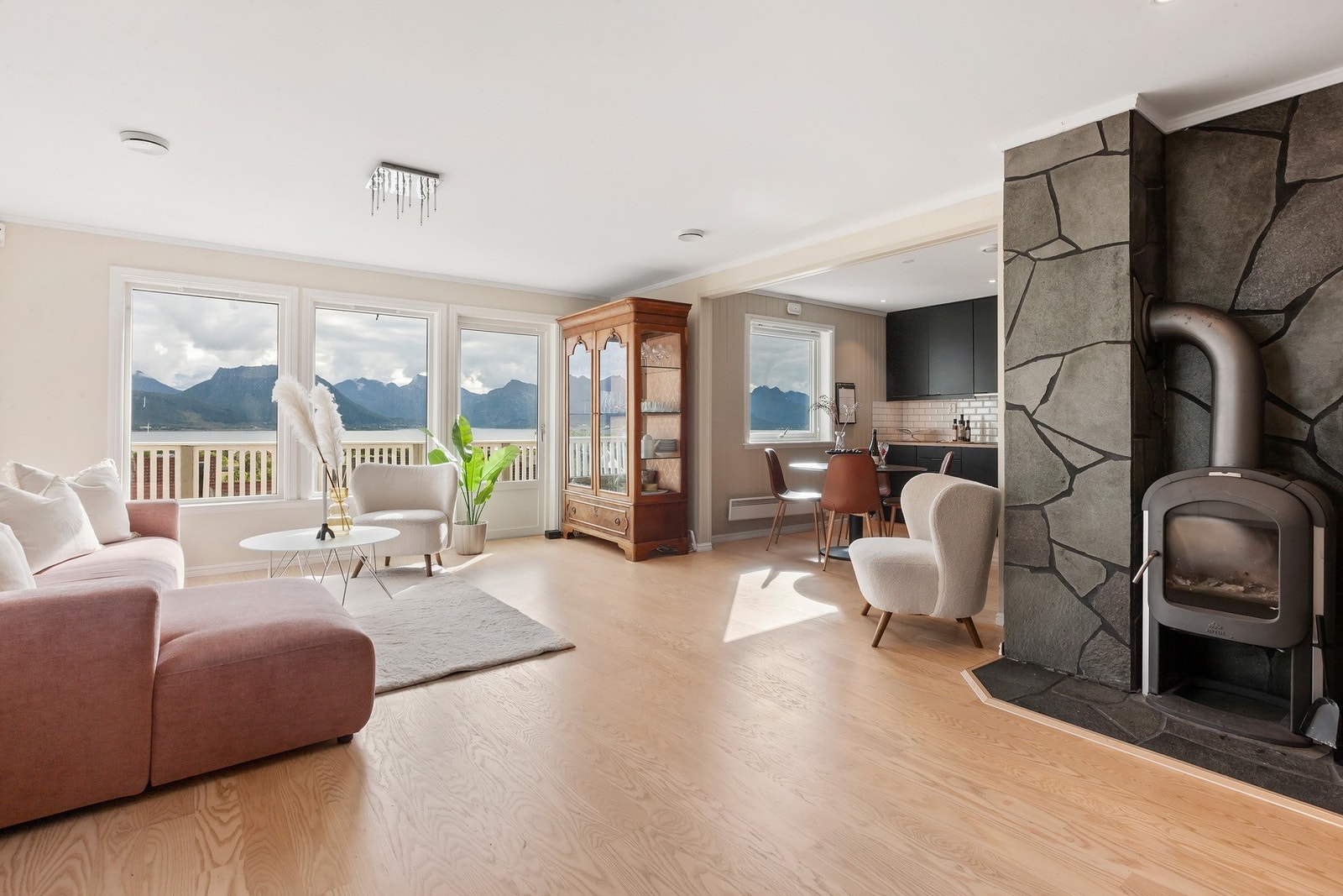 Sentrert i rommet er det en ovn som varmer godt på kjølige dager. Galleribilde