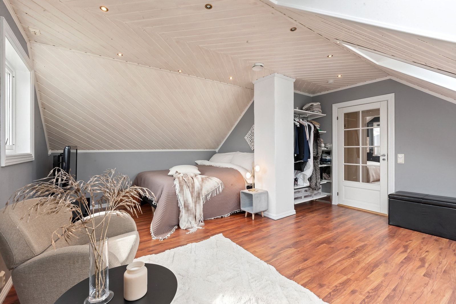 Elegant loftsoverom med stuefølelse og garderobeløsning. Galleribilde