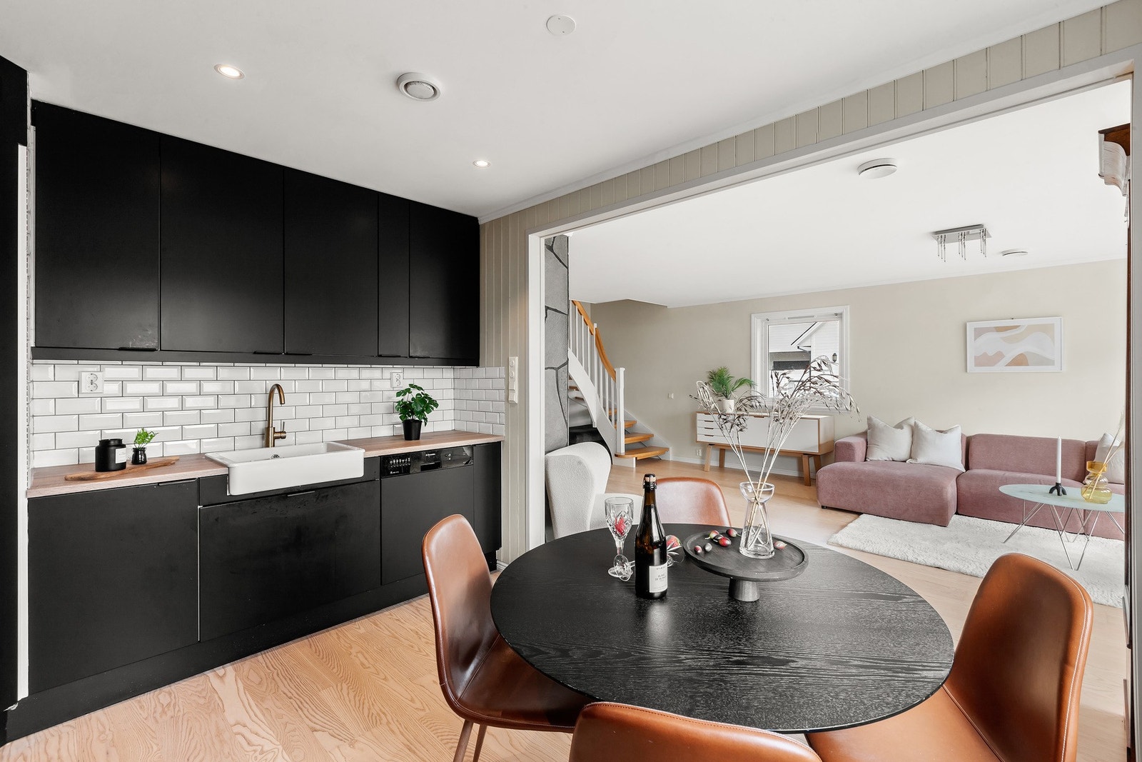 Kjøkkenet ble oppgradert i 2022 med bl.a. nye kjøkkenfronter Galleribilde