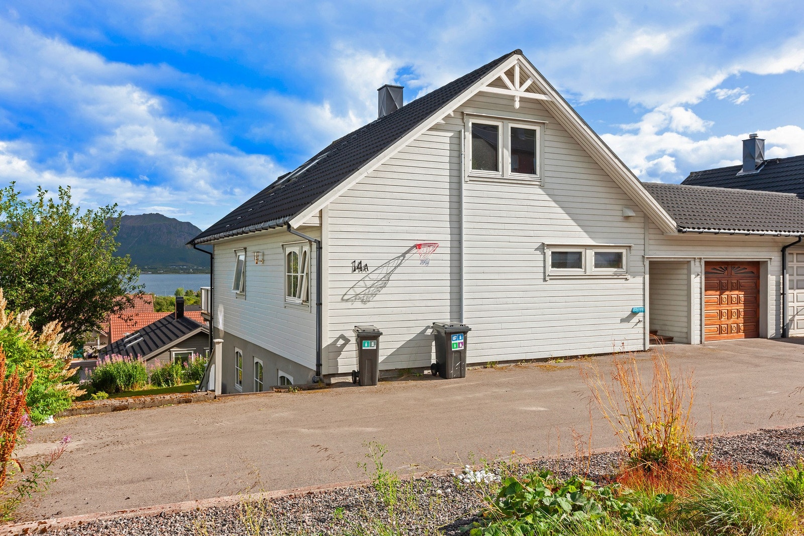 Garasje tilknyttet boligen. Montert elbil lader. Galleribilde