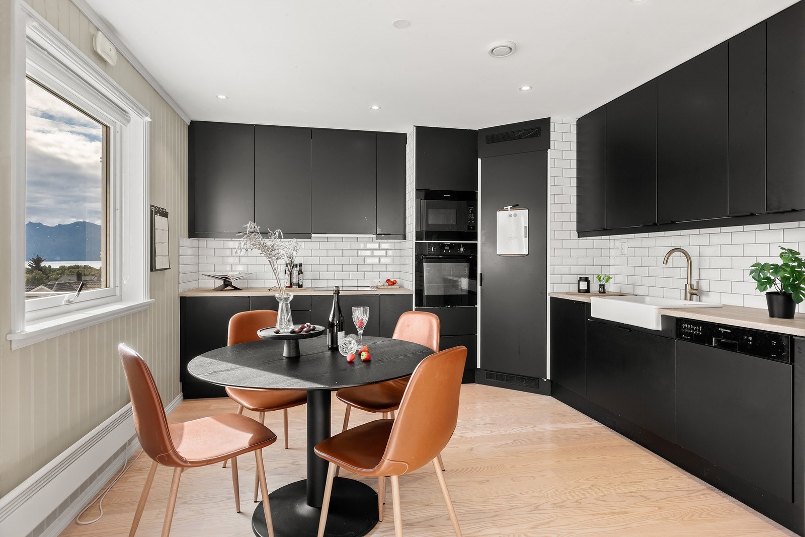 Romslig kjøkken med rikelig oppbevaringsplass i skuffer og skap. Galleribilde