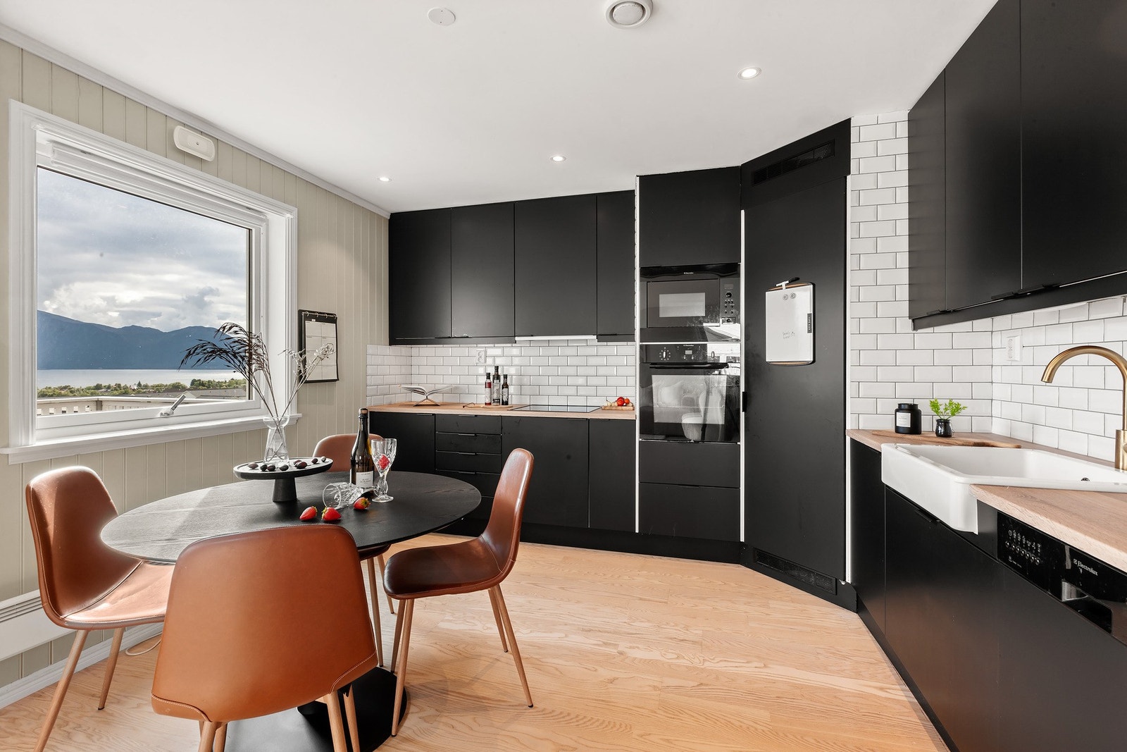 God plass til spisebord i kjøkken til hyggelige sammenkomster over et godt måltid. Galleribilde