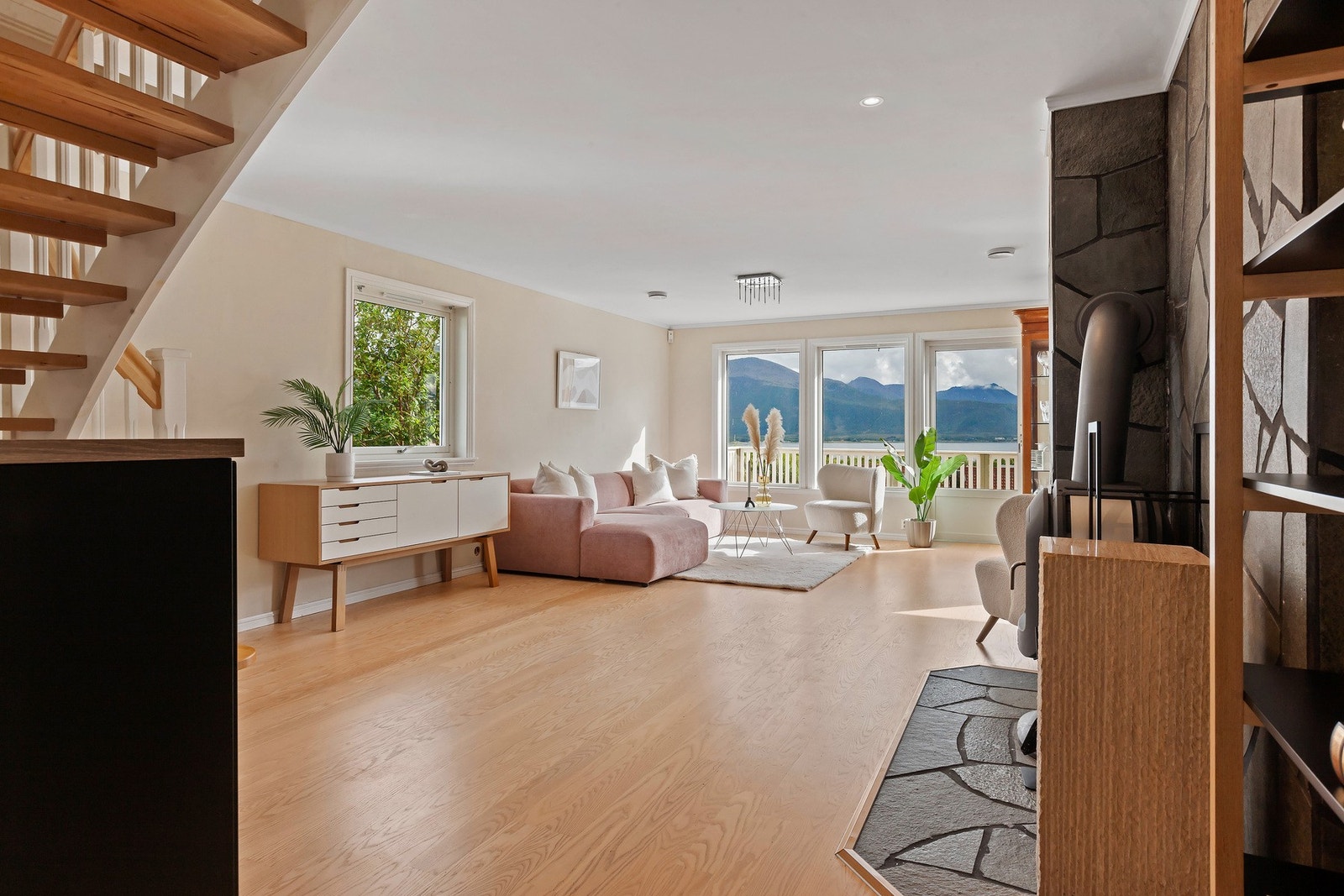 Stue er utført i lyse overflater og har store vindusflater som gir godt med naturlig lysinnslipp og mulighet til å nyte nydelig utsikt. Galleribilde