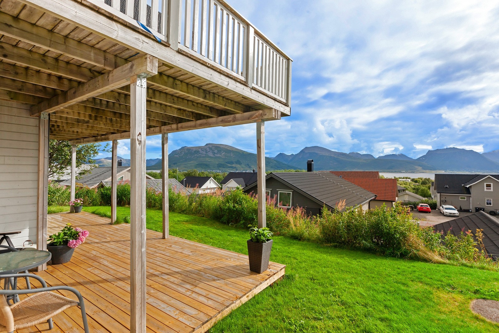 Utleiedelen består av vindfang, bod, stue/ kjøkken, 2 soverom,
bad, vaskerom og gang. Galleribilde