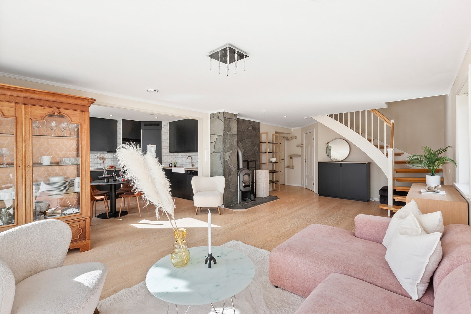 Åpne stue/kjøkken løsning fremmer samhandling mellom matlaging, spising og avslapning, samtidig som de gir romslig romfølelse og en varm, inviterende stemning. Galleribilde