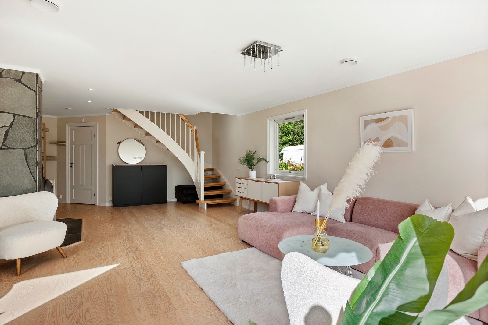 De lyse overflatene i stue gjør det enkelt å tilpasse egne møbler og interiør. Galleribilde