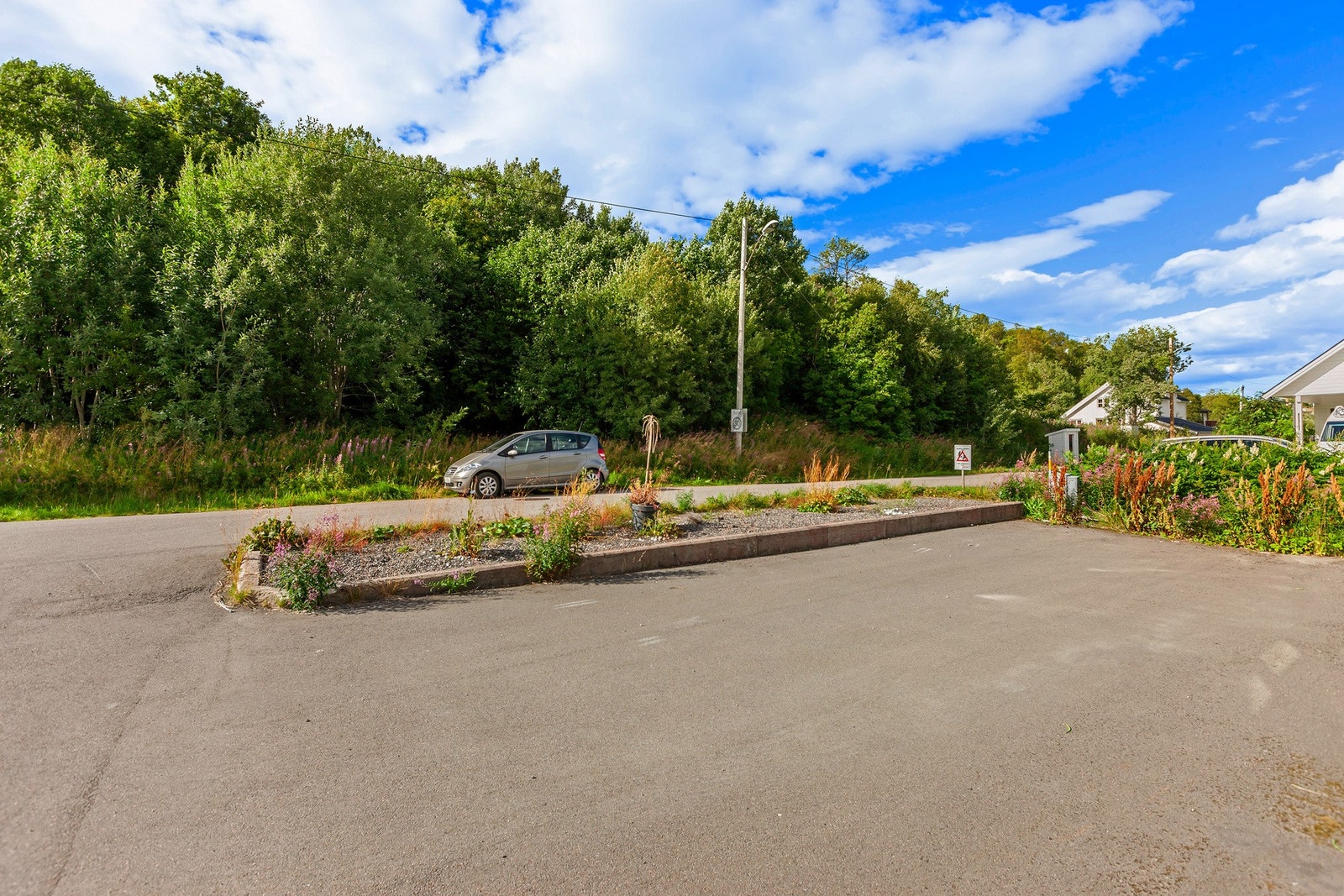 God plass til parkering i garasje og på egen asfaltert gårdsplass. Galleribilde