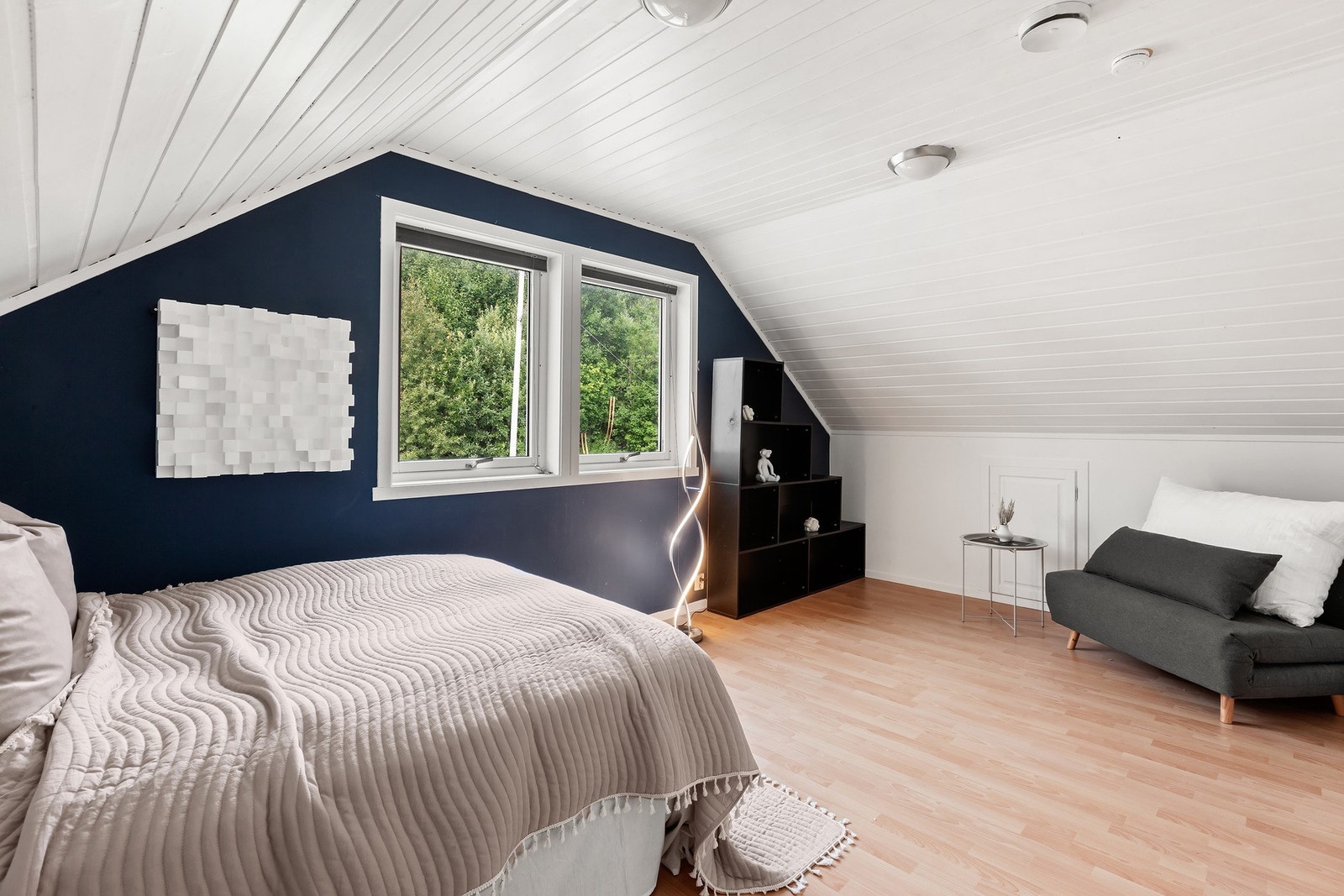 God plass til dobbelseng med tilhørende nattbord. Galleribilde