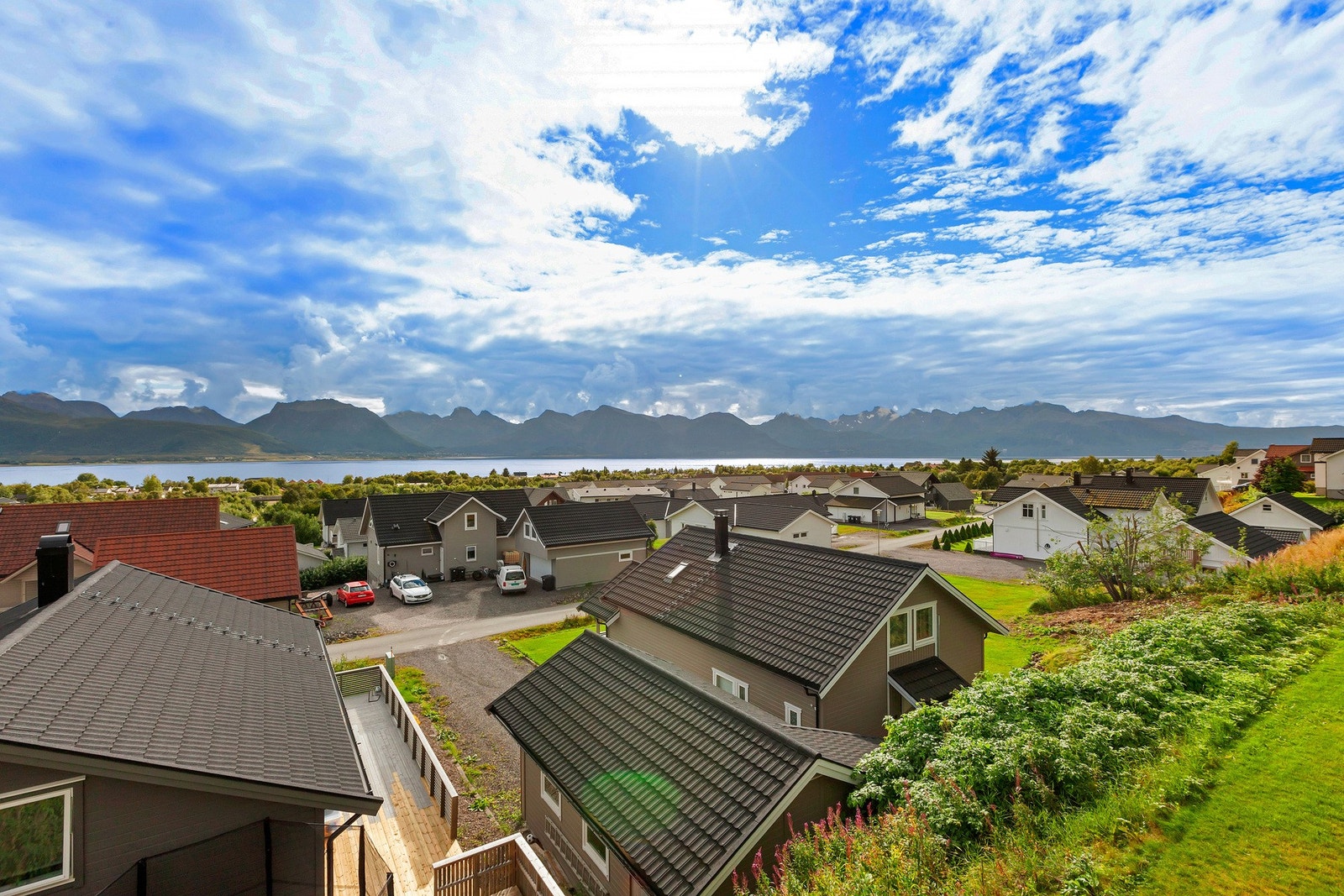 Boligen ligger på en høyde med flott utsikt utover Sortlandssundet. Galleribilde