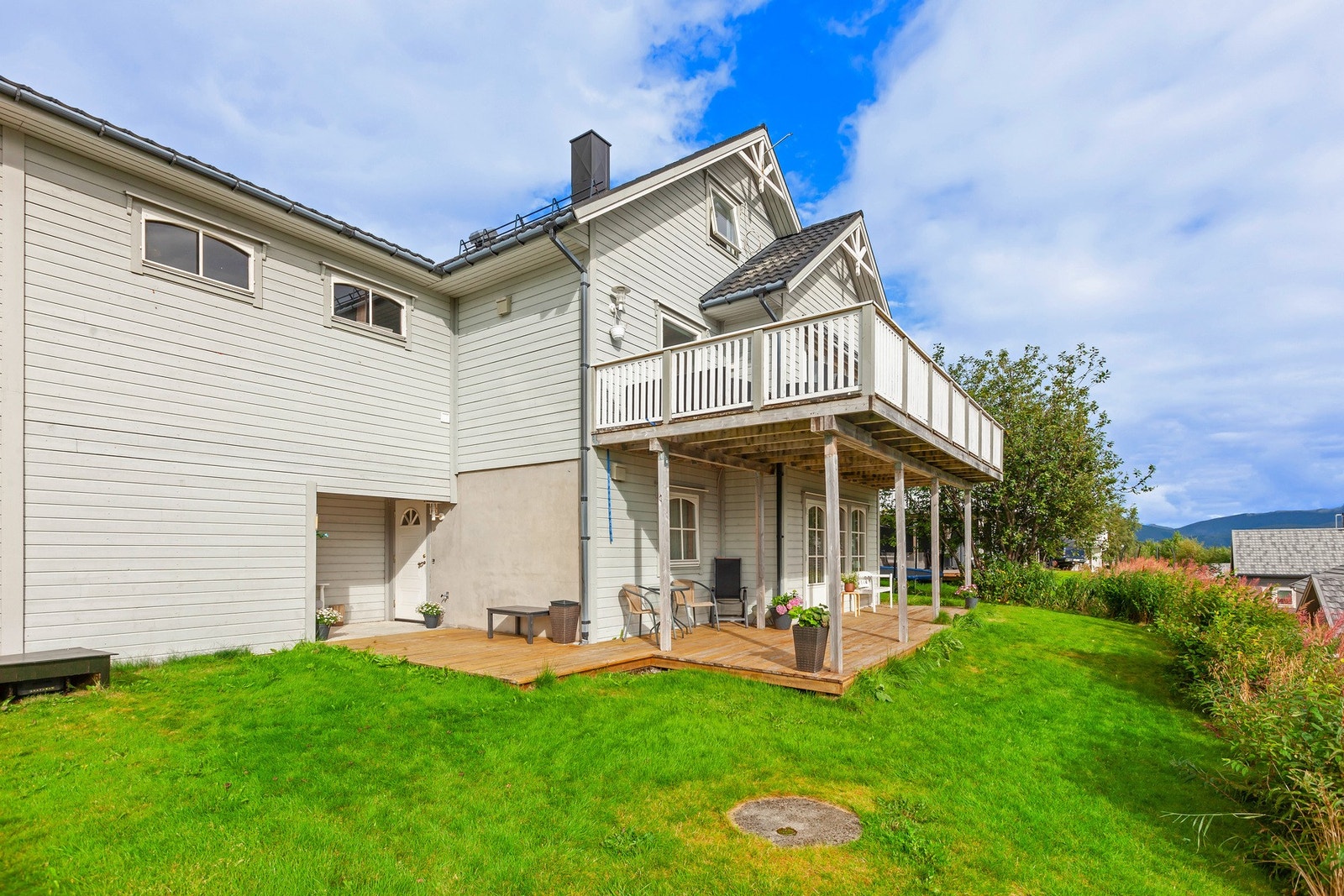 Utleiedelen har egen inngang på nedsiden av boligen. I tillegg er det en utebod på 11 kvm tilhørende hoveddel. Galleribilde