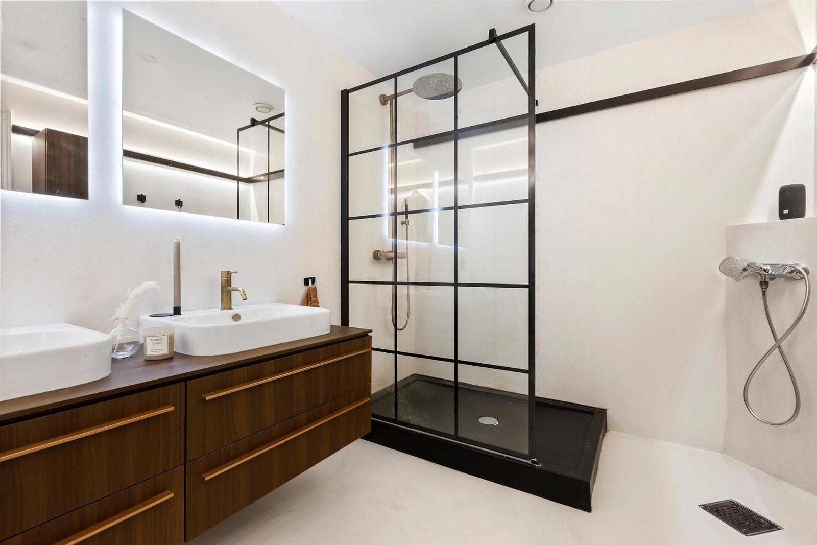 Badet ble oppgradert i 2018 med nytt dusjkabinett, innredning, toalett og microsement på vegger/gulv. Galleribilde