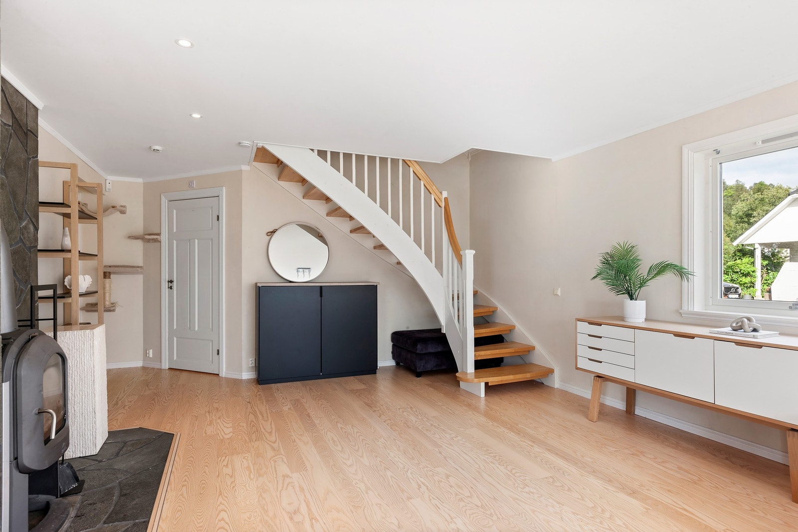 Nytt gipstak med spotter i kjøkken og stue i ca. 2022. Galleribilde